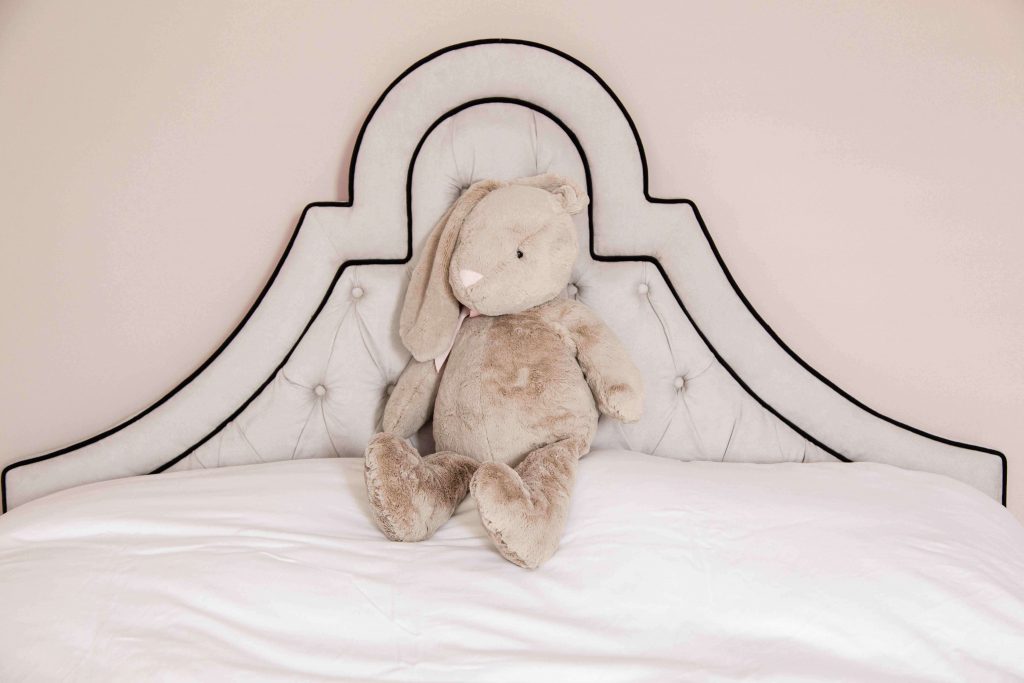 The minimalist look and neutral colors are also evident in the children’s bedroom.