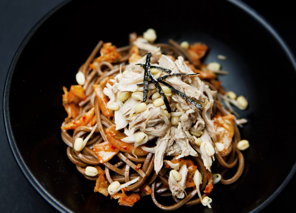 nolisoli eats recipe kimchi and chicken soba noodles