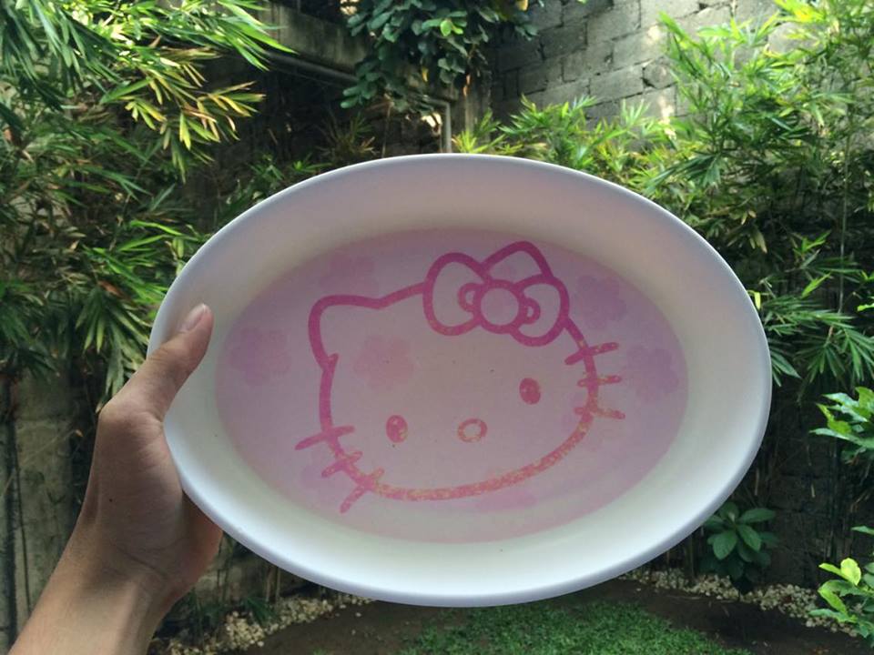 A Hello Kitty platter from Gift Gate bought in the early 2000s.