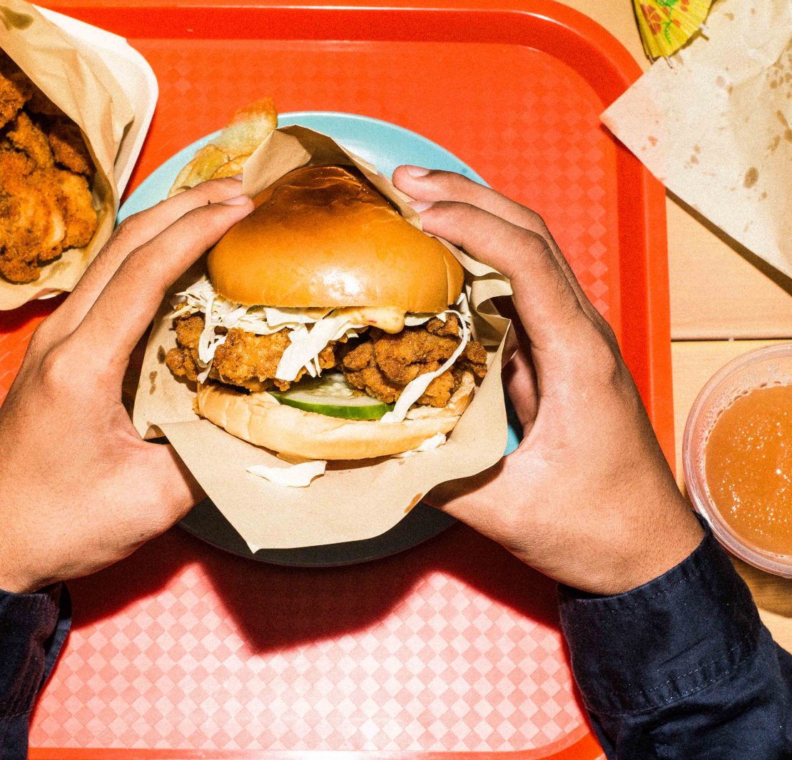 Nolisoli sidechick eats sandwich