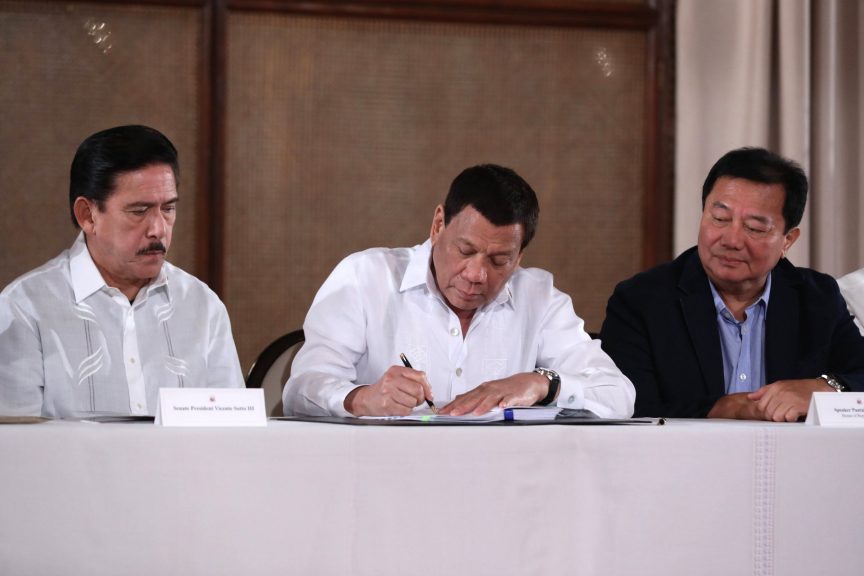 President Duterte signing the Ease of Doing Business Act at the Malacanang Palace on May 28. Photo courtesy of the Presidential Communications Operations Office