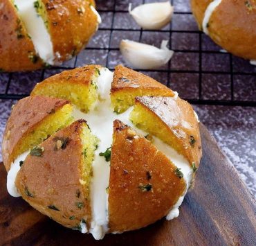 korean cream cheese garlic bread