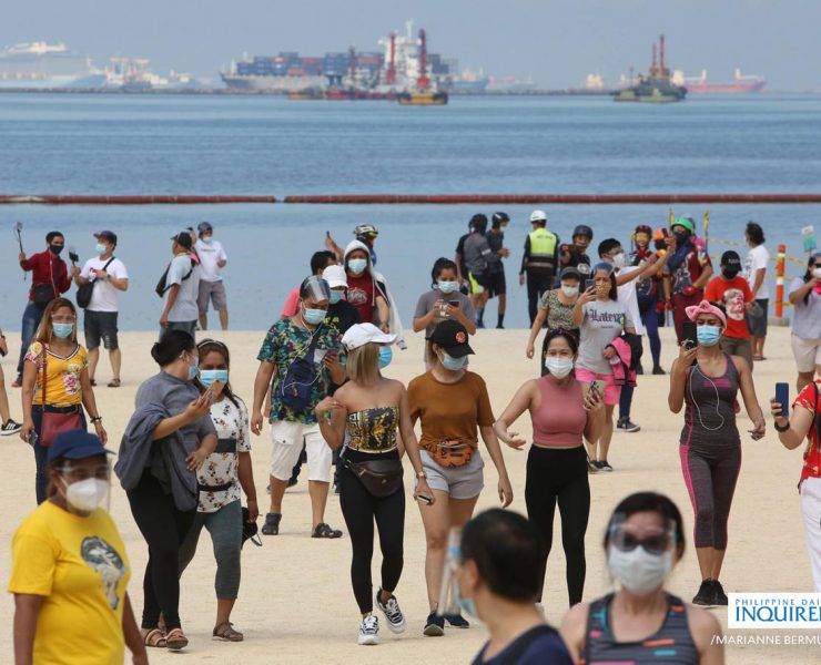 manila bay crowd