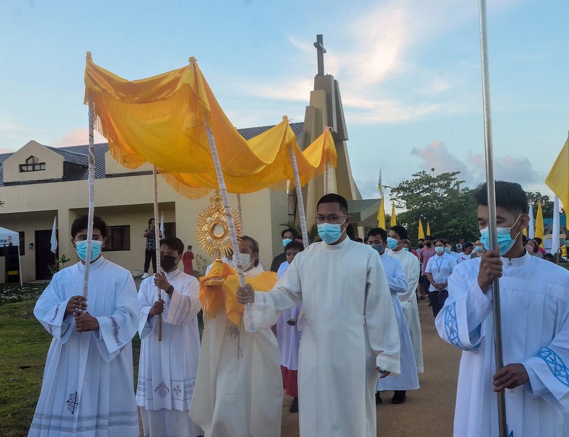Masked priests carrying out their Lenten duties amid the COVID-19 pandemic