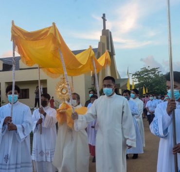 Masked priests carrying out their Lenten duties amid the COVID-19 pandemic