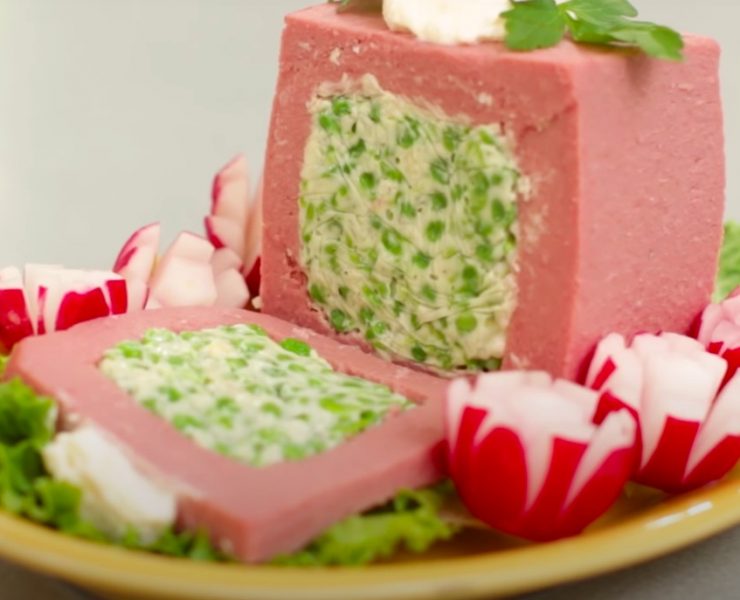 A vintage recipe made with bologna stuffed with mashed peas and mayonnaise