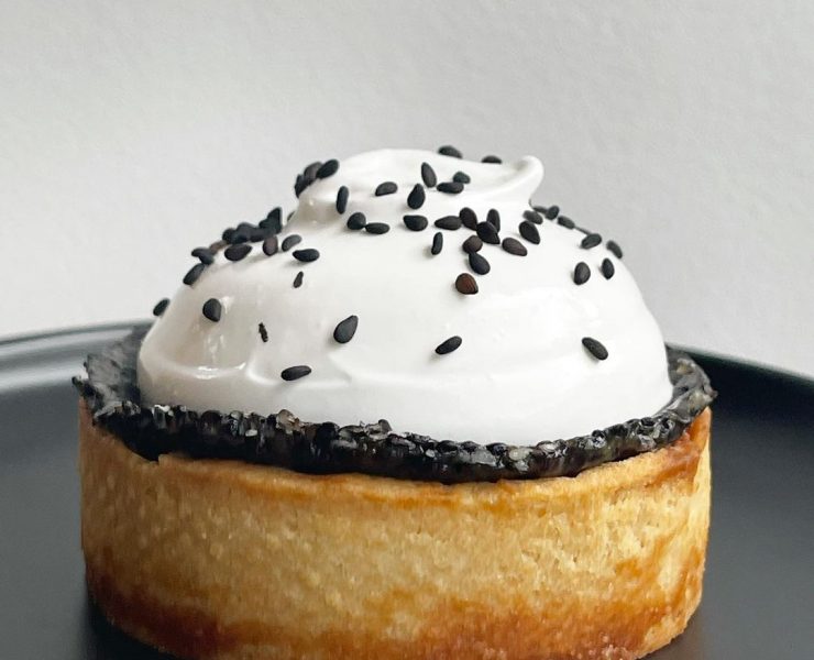 tart dessert with a mallow topping and black sesame seeeds sprinkle