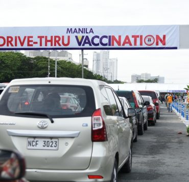 cars queuing at manila’s drive thru vaccination site
