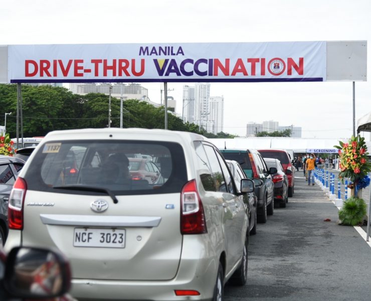 cars queuing at manila’s drive thru vaccination site