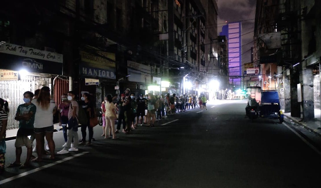 people queuing to get to the vaccination site in manila