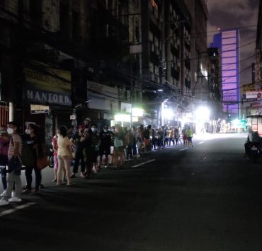 people queuing to get to the vaccination site in manila