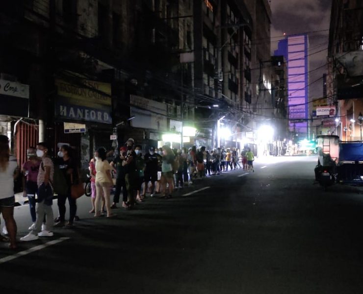 people queuing to get to the vaccination site in manila