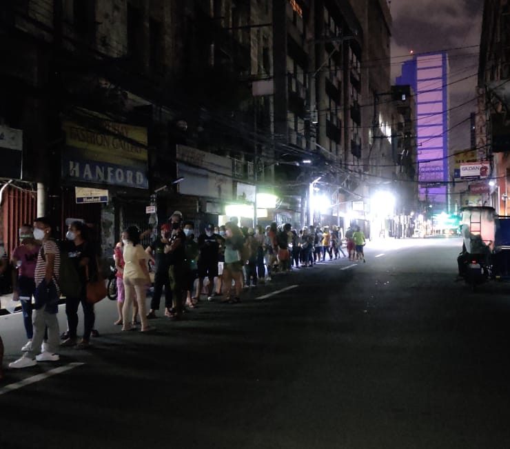 people queuing to get to the vaccination site in manila
