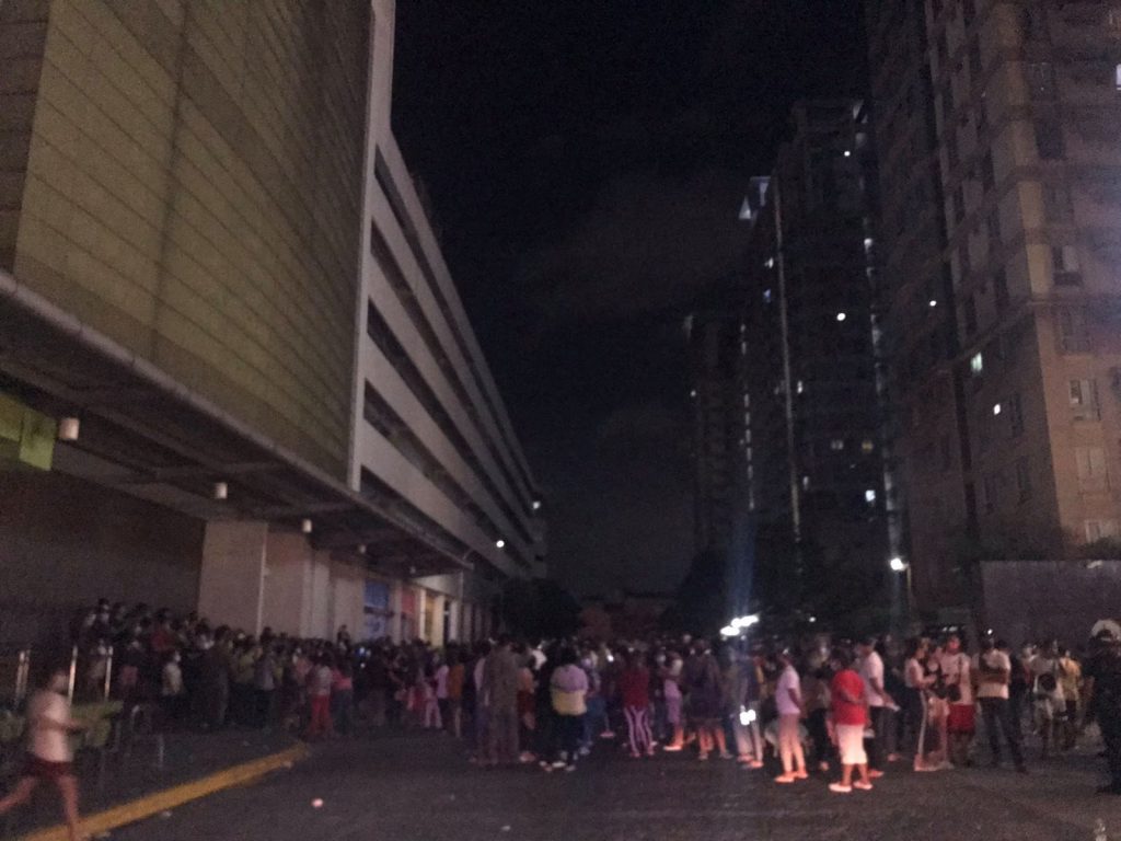 people queuing to get to the vaccination site in a mall in manila
