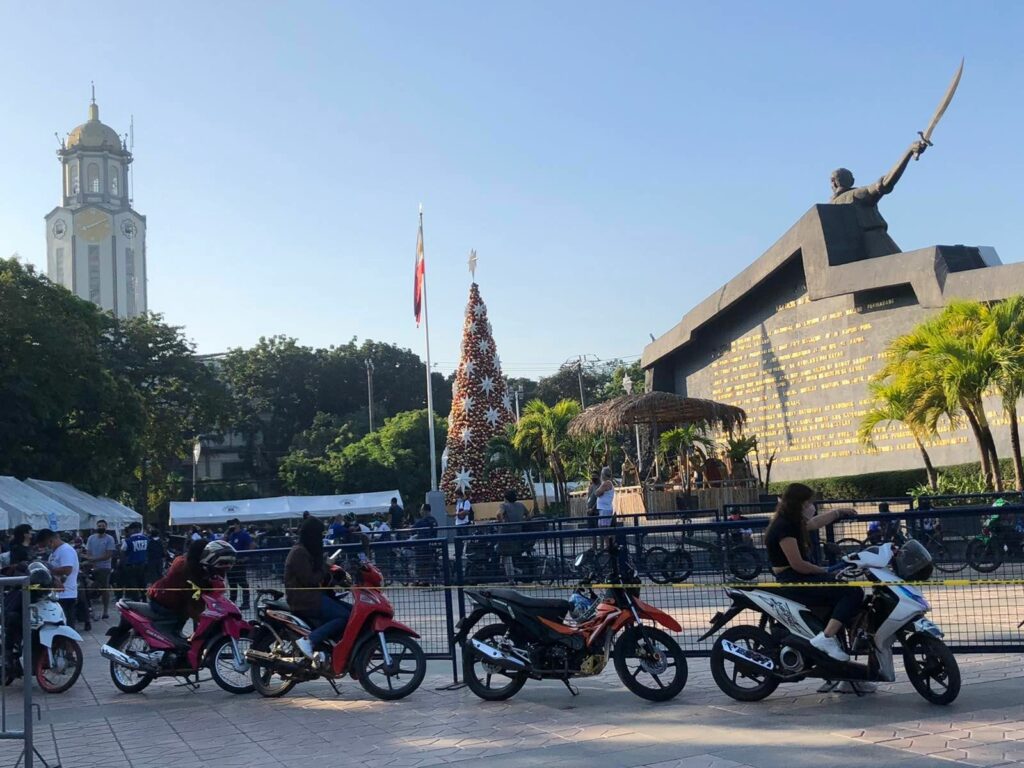 motorcyclists and cyclists lines up at Manila City’s drive-thru vaccination site