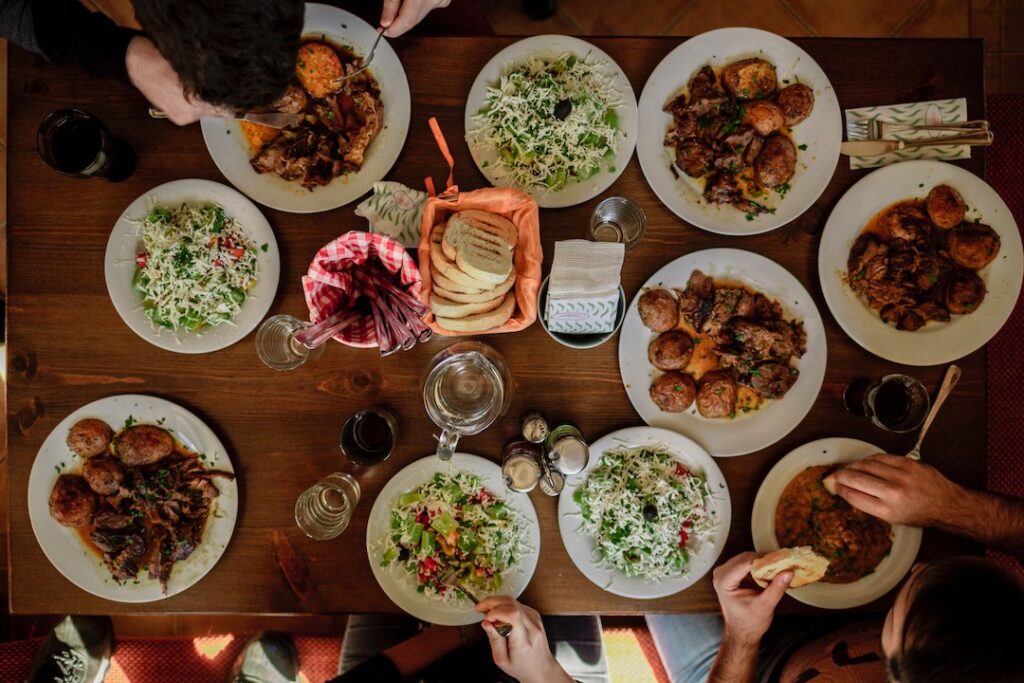 The lost art of being a good dinner guest - NOLISOLI